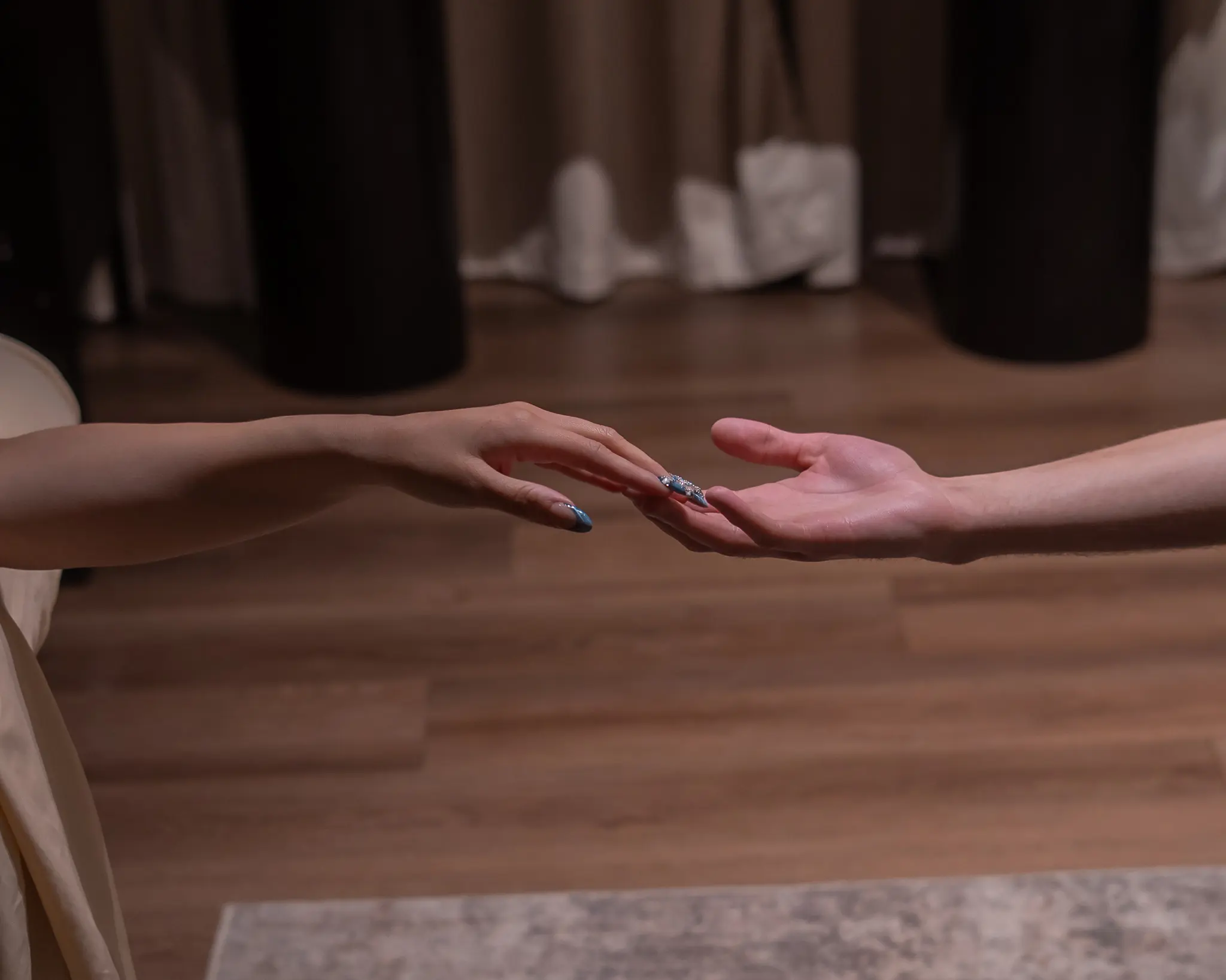 Close-up of a couple holding hands in a luxury spa, highlighting relaxation and connection Close-up of a couple holding hands in a luxury spa, highlighting relaxation and connection